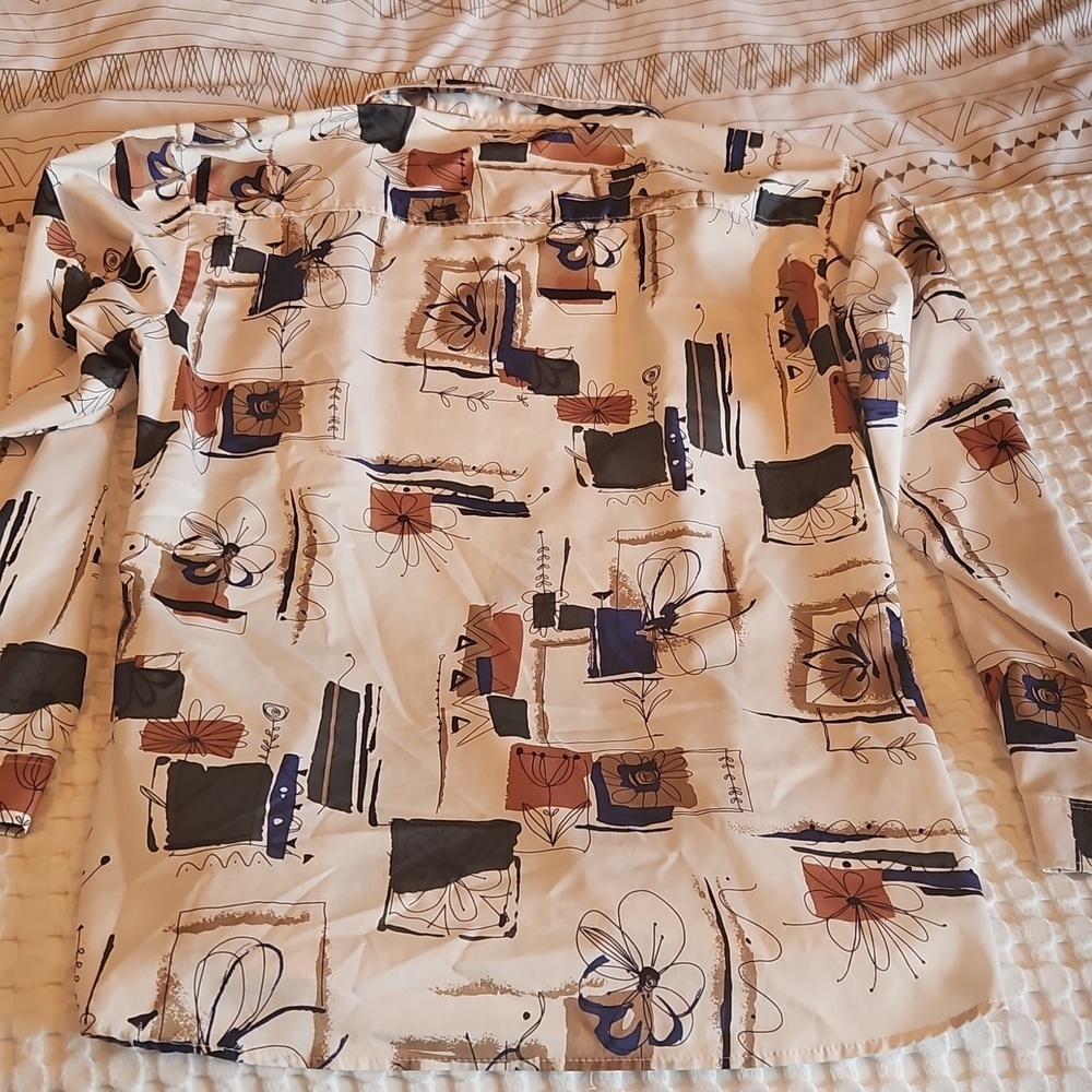 Abstract Patterned Button-Up Shirt Lg - Picture 3 of 3
